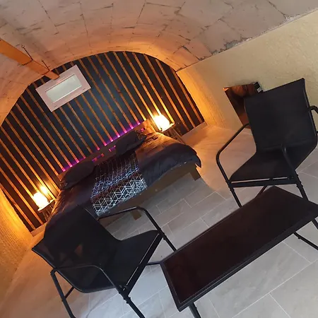 De La Libaudiere Love hotel *